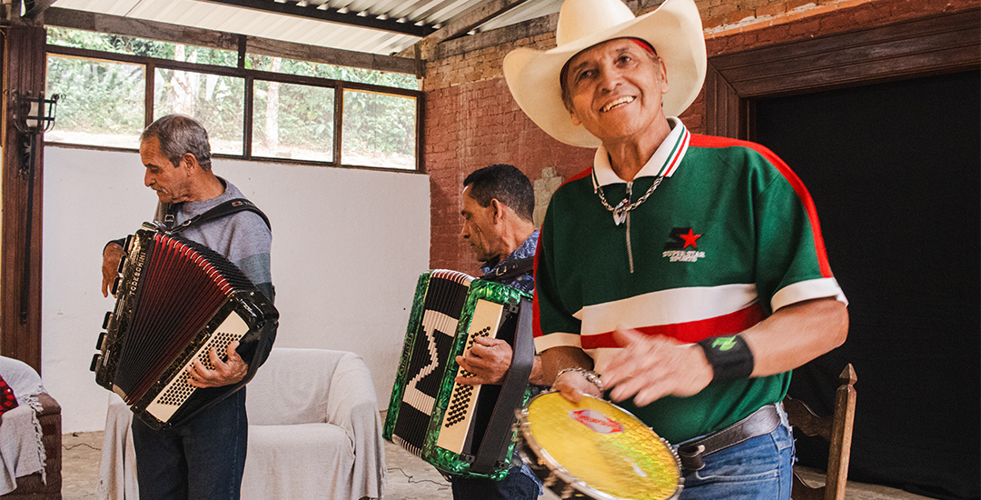 Seu Hilton e convidados animam o público do Ocupa Silo, mostrando a musicalidade e a inteligência da cultura caipira